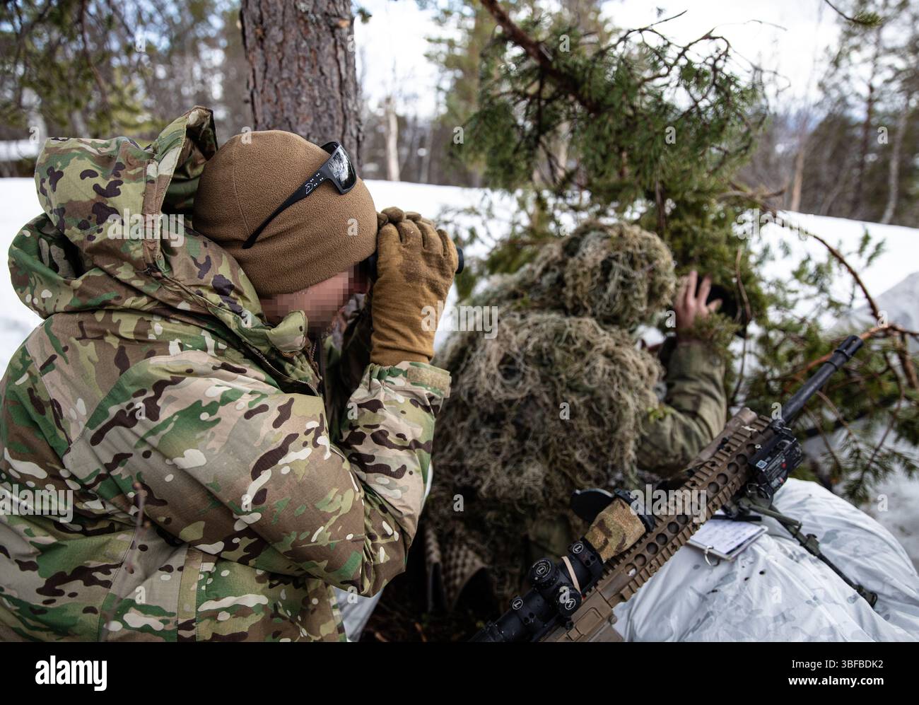 Les soldats du 20e groupe de forces spéciales de l'armée américaine effectuent une reconnaissance spéciale, recueillant des informations pour une mission aéroportée à grande échelle, lors de Defender Europe 25 à Moen, Norvège, le 13 mai 2025. (Photo de la Garde nationale de l'armée par le sergent de 1re classe William Frye). Démontrant la dissuasion mondiale et la capacité de l’armée américaine à déployer rapidement une puissance de combat basée aux États-Unis en Europe et dans la région arctique aux côtés des Alliés et des partenaires, DEFENDER 25 rassemble les troupes américaines et les forces de 29 pays alliés et partenaires pour renforcer la préparation grâce à une formation au combat à grande échelle du 11 mai au 24 juin Banque D'Images