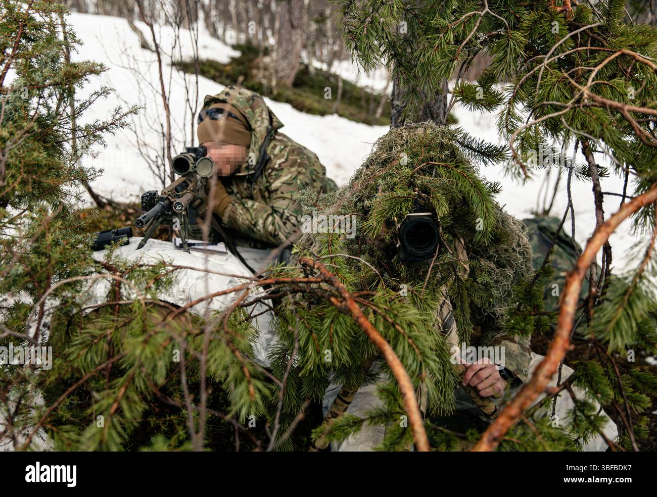 Les soldats du 20e groupe de forces spéciales de l'armée américaine effectuent une reconnaissance spéciale, recueillant des informations pour une mission aéroportée à grande échelle, lors de Defender Europe 25 à Moen, Norvège, le 13 mai 2025. (Photo de la Garde nationale de l'armée par le sergent de 1re classe William Frye). Démontrant la dissuasion mondiale et la capacité de l’armée américaine à déployer rapidement une puissance de combat basée aux États-Unis en Europe et dans la région arctique aux côtés des Alliés et des partenaires, DEFENDER 25 rassemble les troupes américaines et les forces de 29 pays alliés et partenaires pour renforcer la préparation grâce à une formation au combat à grande échelle du 11 mai au 24 juin Banque D'Images