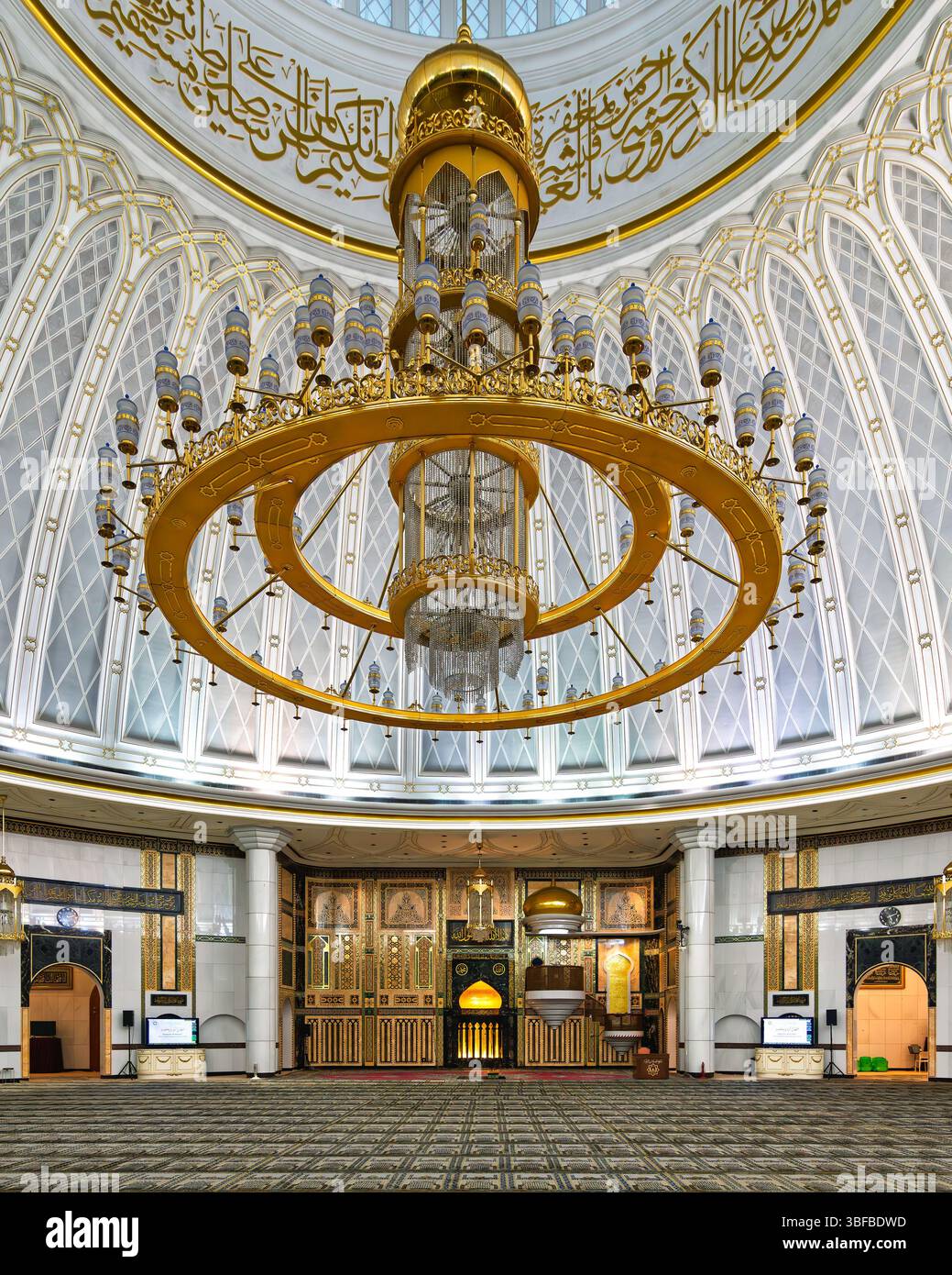 La mosquée Jame ASR Hassanil Bolkiah est observée à Bandar Seri Begawan, Brunei Darussalam. Un grand lustre doré est suspendu au plafond décoré avec de beaux éléments d'art islamique et de design Banque D'Images