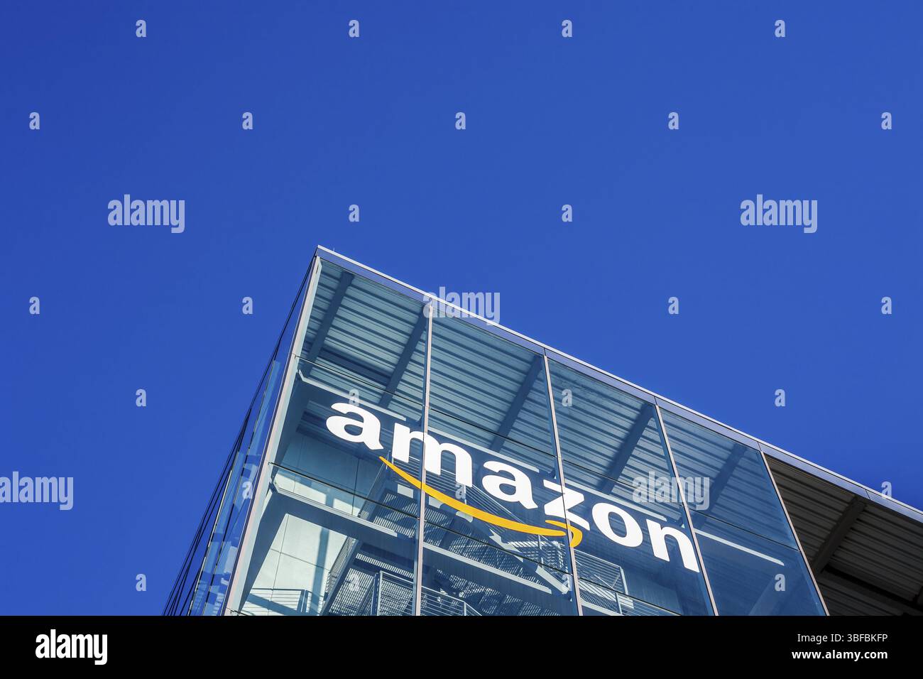 MUNICH, ALLEMAGNE - 26 DÉCEMBRE 2018 : logo Amazon dans l'immeuble de bureaux de l'entreprise situé à Munich, Allemagne, Europe Banque D'Images