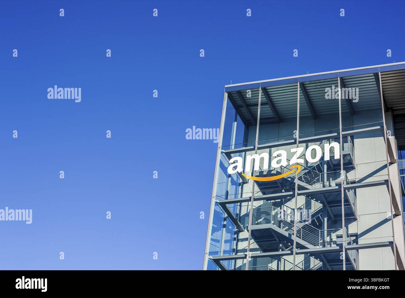 MUNICH, ALLEMAGNE - 26 DÉCEMBRE 2018 : logo Amazon dans l'immeuble de bureaux de l'entreprise situé à Munich, Allemagne, Europe Banque D'Images