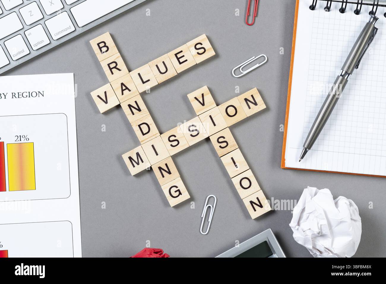 Concept de valeur de marque avec des mots de cubes. Nature morte du lieu de travail de bureau avec mots croisés. Surface grise plate avec ordinateur portable et infographies. Strate Banque D'Images