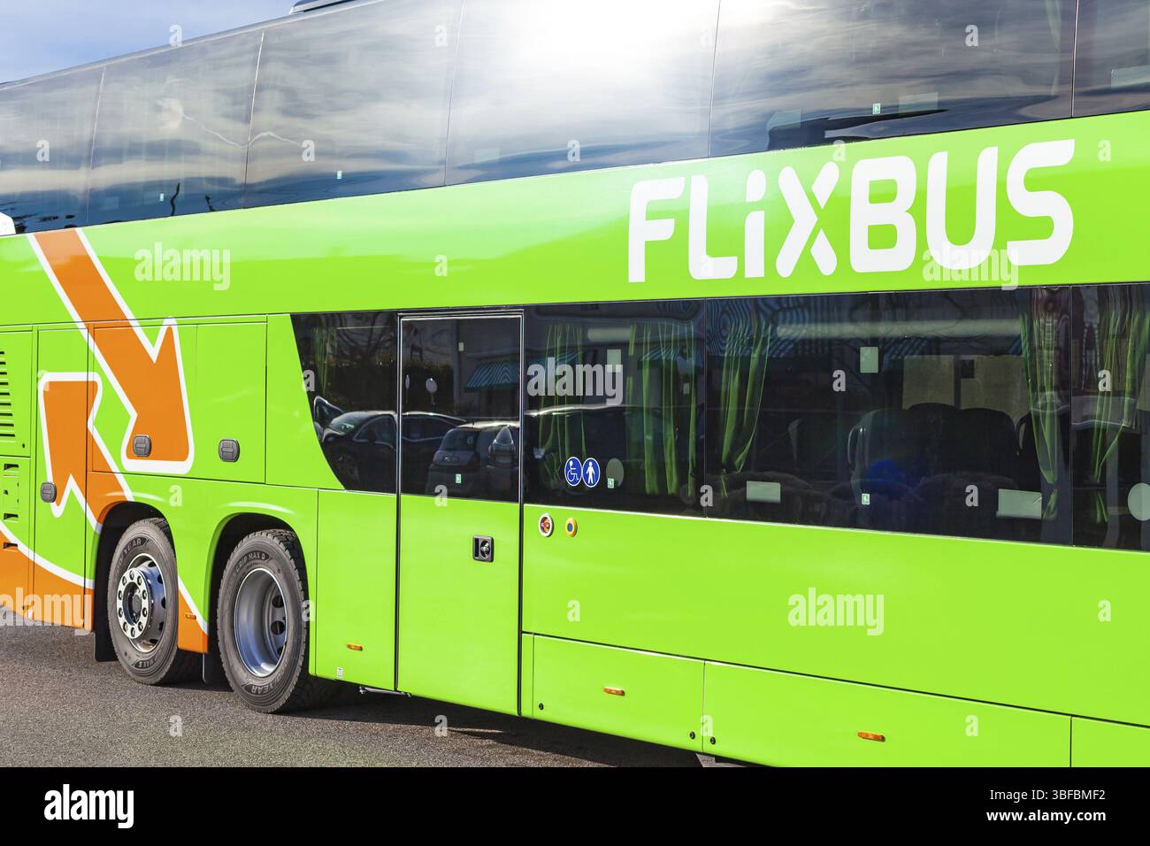 Flixbus, marque allemande offrant un service de bus interurbain en Europe et aux États-Unis. Logo FlixBus sur l'autocar vert. Bus confortable et économique. LY Banque D'Images