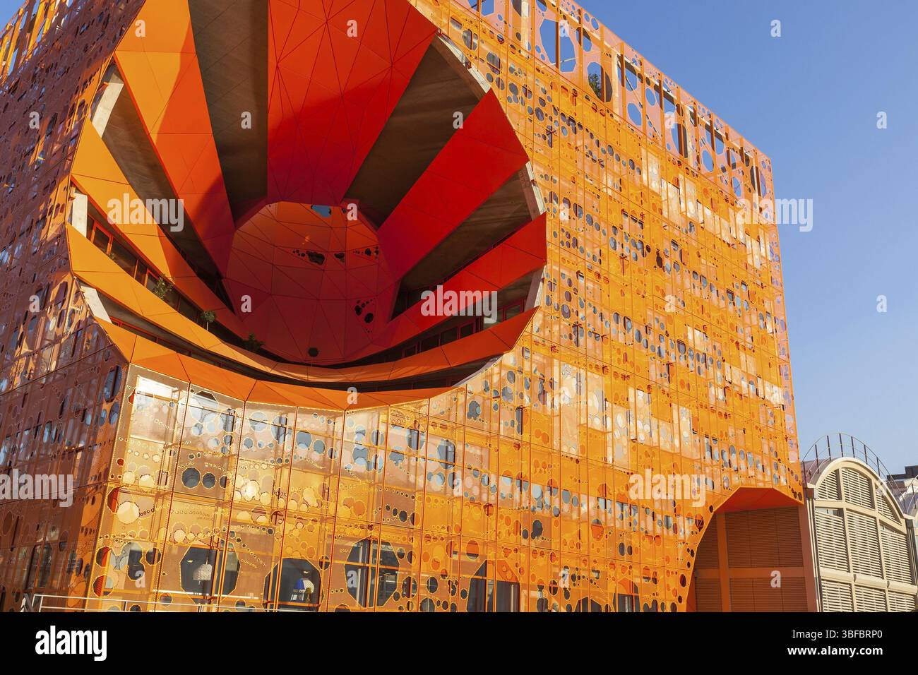 FRANCE, LYON - 19 FÉVRIER : Maison cube design Orange à Confluence, Lyon, France le 19 février 2013. Nouveau quartier avec une architecture moderne dans le Banque D'Images