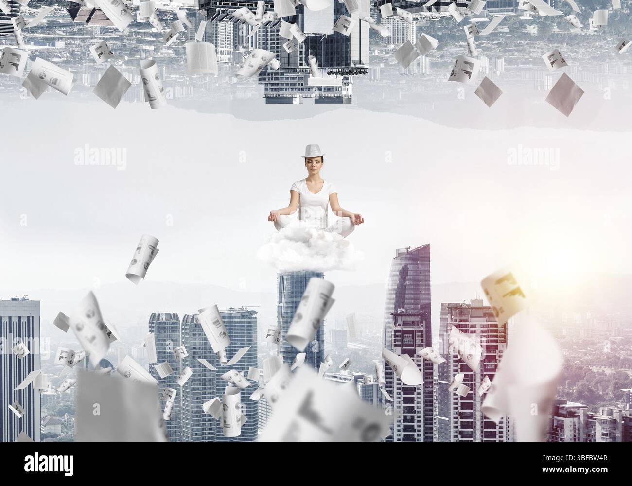 Jeune femme gardant les yeux fermés et regardant concentré tout en méditant sur le nuage parmi les papiers volants et entre deux mondes urbains Banque D'Images