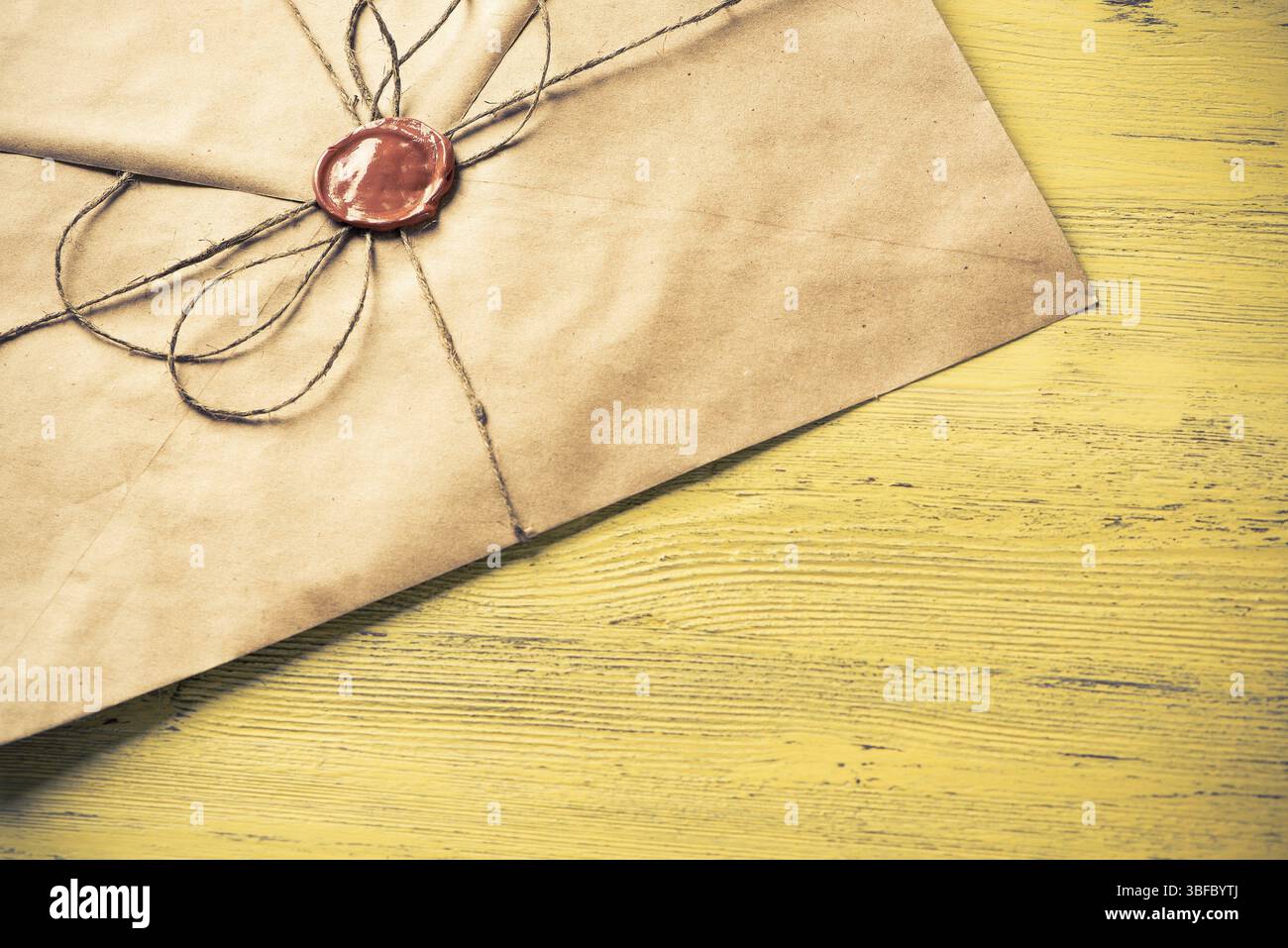 Vieille lettre enveloppe avec cachet de cire sur la surface en bois Banque D'Images