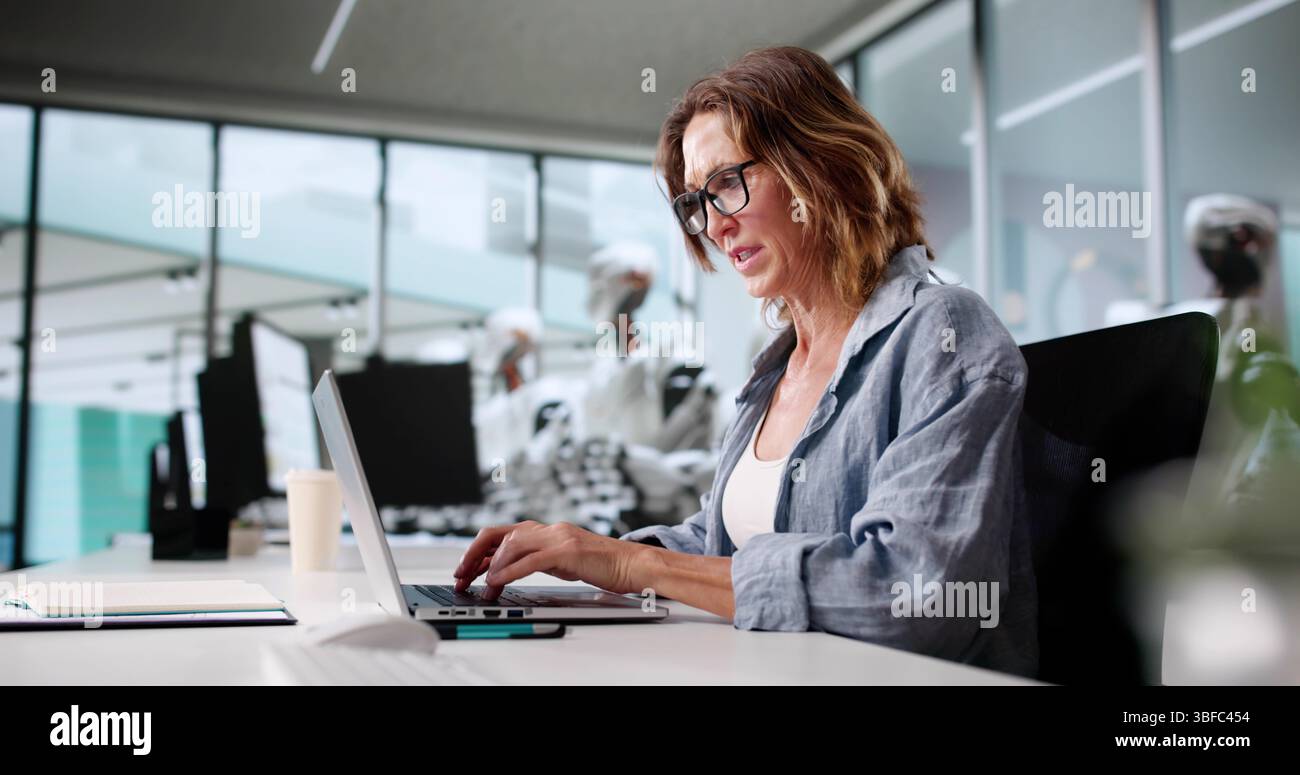 Smart Woman code les conseillers ai pour remplacer la main-d'œuvre du robot cassé. Banque D'Images