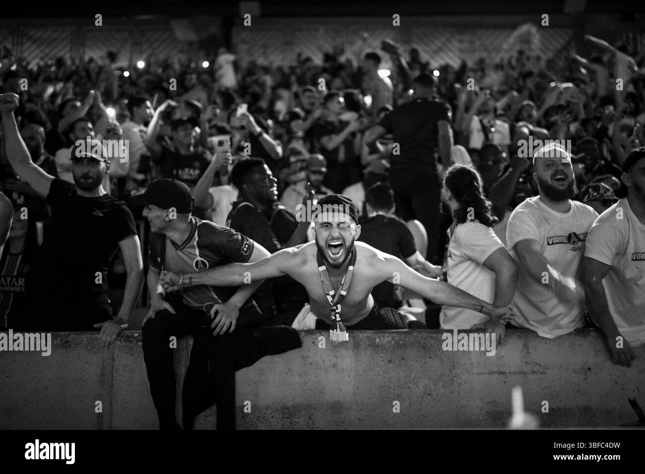 Paris, France. 13 octobre 2024. Les supporters du PSG réagissent au Parc des Princes lors de la finale de la Ligue des Champions entre le Paris Saint Germain (PSG) et l’Inter Milan à Paris le 31 mai 2025. Photo par Eliot Blondet/ABACAPRESS.COM crédit : Abaca Press/Alamy Live News Banque D'Images