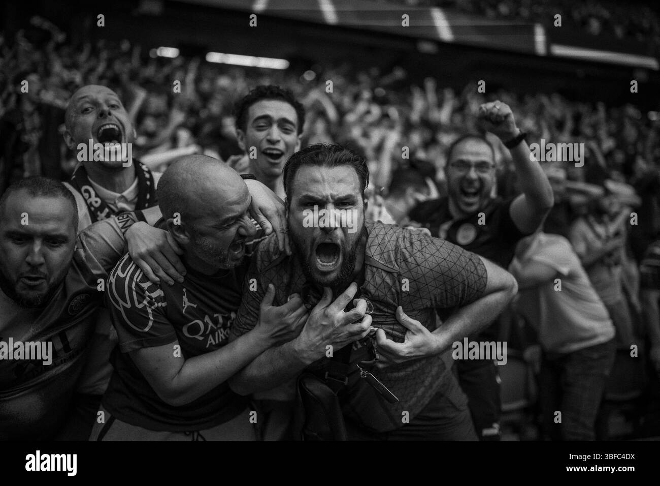 Paris, France. 13 octobre 2024. Les supporters du PSG réagissent au Parc des Princes lors de la finale de la Ligue des Champions entre le Paris Saint Germain (PSG) et l’Inter Milan à Paris le 31 mai 2025. Photo par Eliot Blondet/ABACAPRESS.COM crédit : Abaca Press/Alamy Live News Banque D'Images