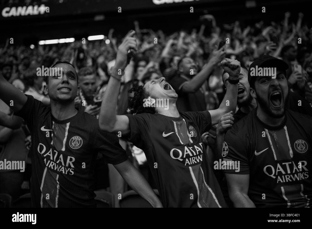 Paris, France. 13 octobre 2024. Les supporters du PSG réagissent au Parc des Princes lors de la finale de la Ligue des Champions entre le Paris Saint Germain (PSG) et l’Inter Milan à Paris le 31 mai 2025. Photo par Eliot Blondet/ABACAPRESS.COM crédit : Abaca Press/Alamy Live News Banque D'Images