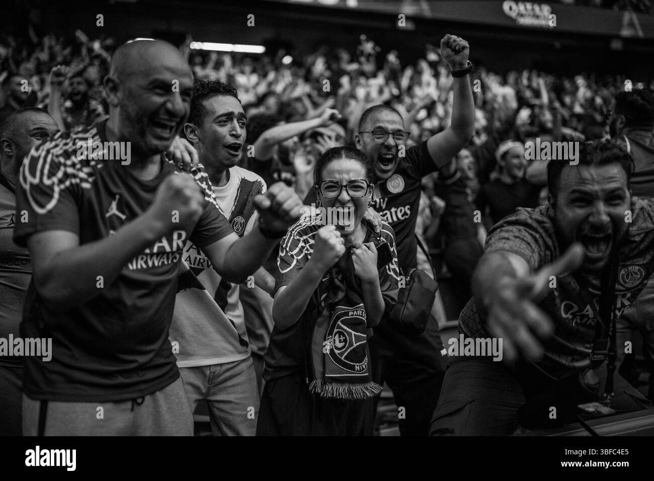 Paris, France. 13 octobre 2024. Les supporters du PSG réagissent au Parc des Princes lors de la finale de la Ligue des Champions entre le Paris Saint Germain (PSG) et l’Inter Milan à Paris le 31 mai 2025. Photo par Eliot Blondet/ABACAPRESS.COM crédit : Abaca Press/Alamy Live News Banque D'Images