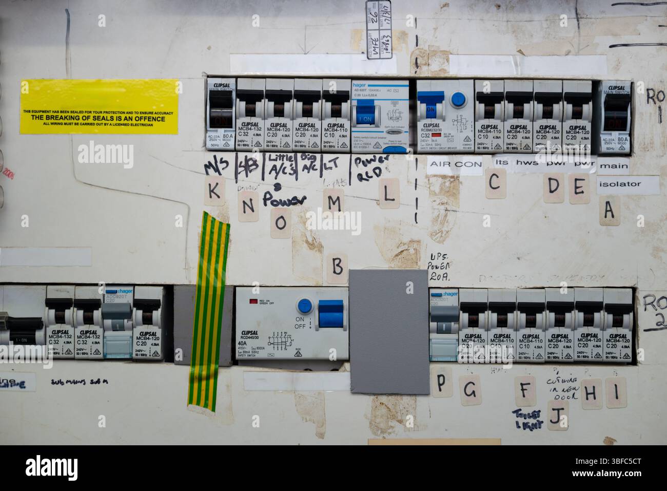 Ancienne carte de circuit imprimé, bâtiment de distribution d'énergie électrique, alimentation secteur, sécurité relative aux risques de commerce pour électriciens Banque D'Images Ancienne carte de circuit imprimé, bâtiment de distribution d'énergie électrique, alimentation secteur, sécurité relative aux risques de commerce pour électriciens Banque D'Images