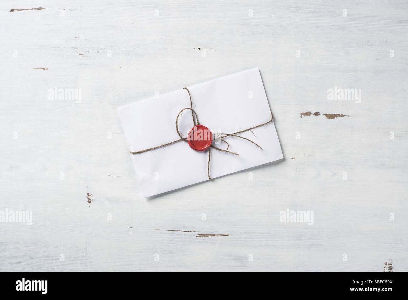 Vieille lettre enveloppe avec cachet de cire sur la surface en bois Banque D'Images