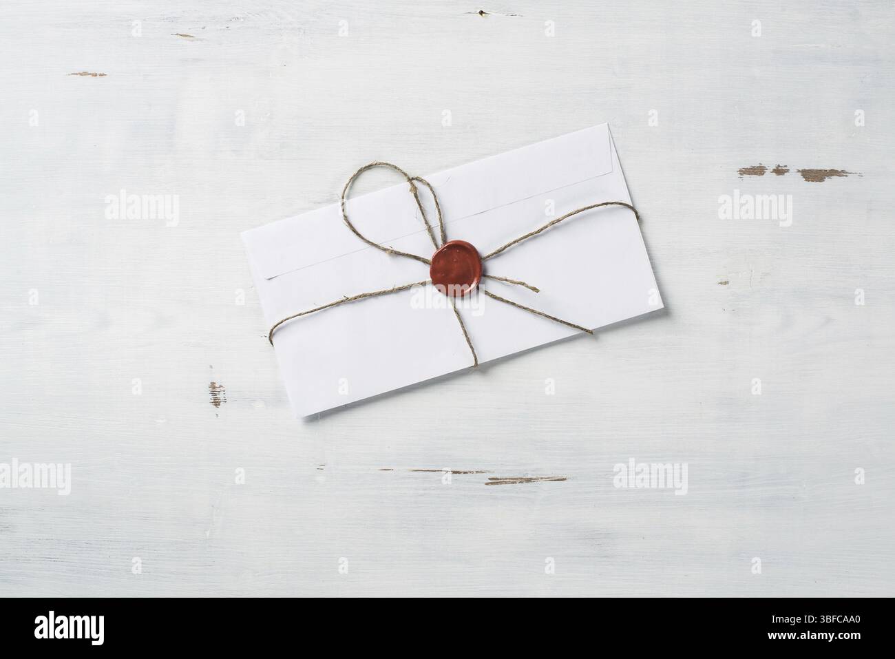 Vieille lettre enveloppe avec cachet de cire sur la surface en bois Banque D'Images