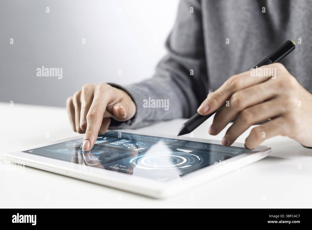 Woman using tablet computer for stock trading. Close-up of female hands touching screen de tablette. Investir en ligne professionnelle et l'analyse des risques Banque D'Images