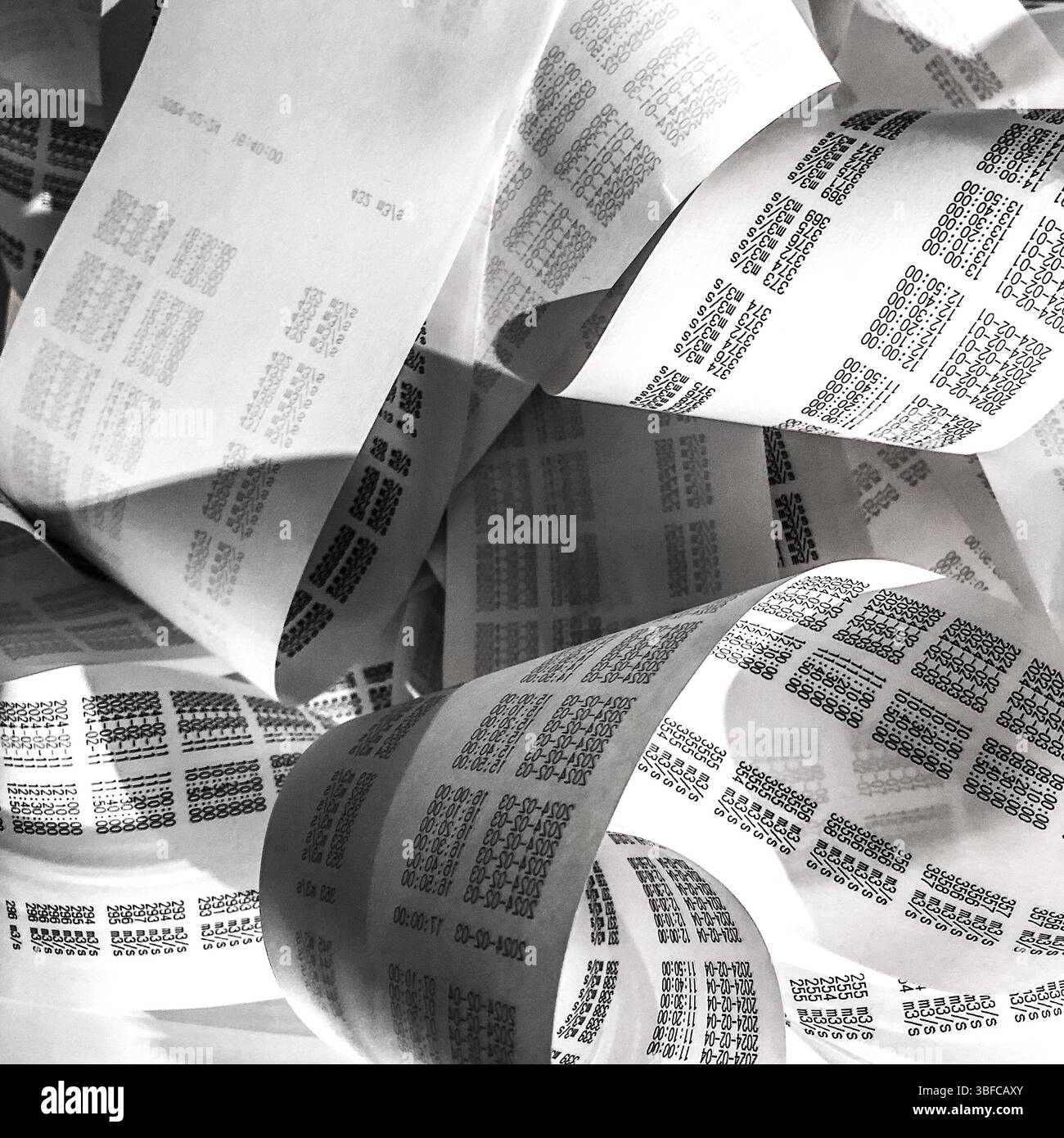 Impression papier thermique par Dieudonné Cartier des données tracant le débit de la Loire à Orléans - galerie d'art CCCOD, Tours, Indre-et-loire (37), France. Banque D'Images