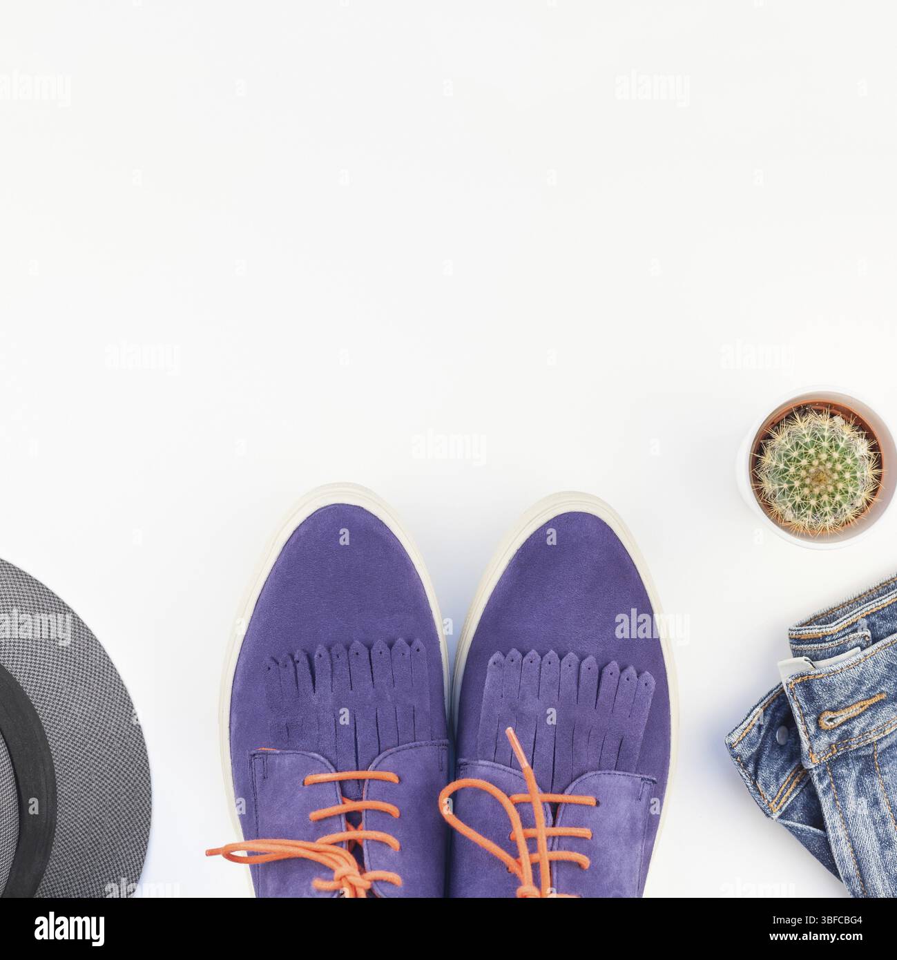 Square Télévision jeter des chaussures en daim, jean bleu, gris hat, cactus et smartphone avec casque sur fond blanc avec l'exemplaire de l'espace. Vue de dessus de bro Banque D'Images