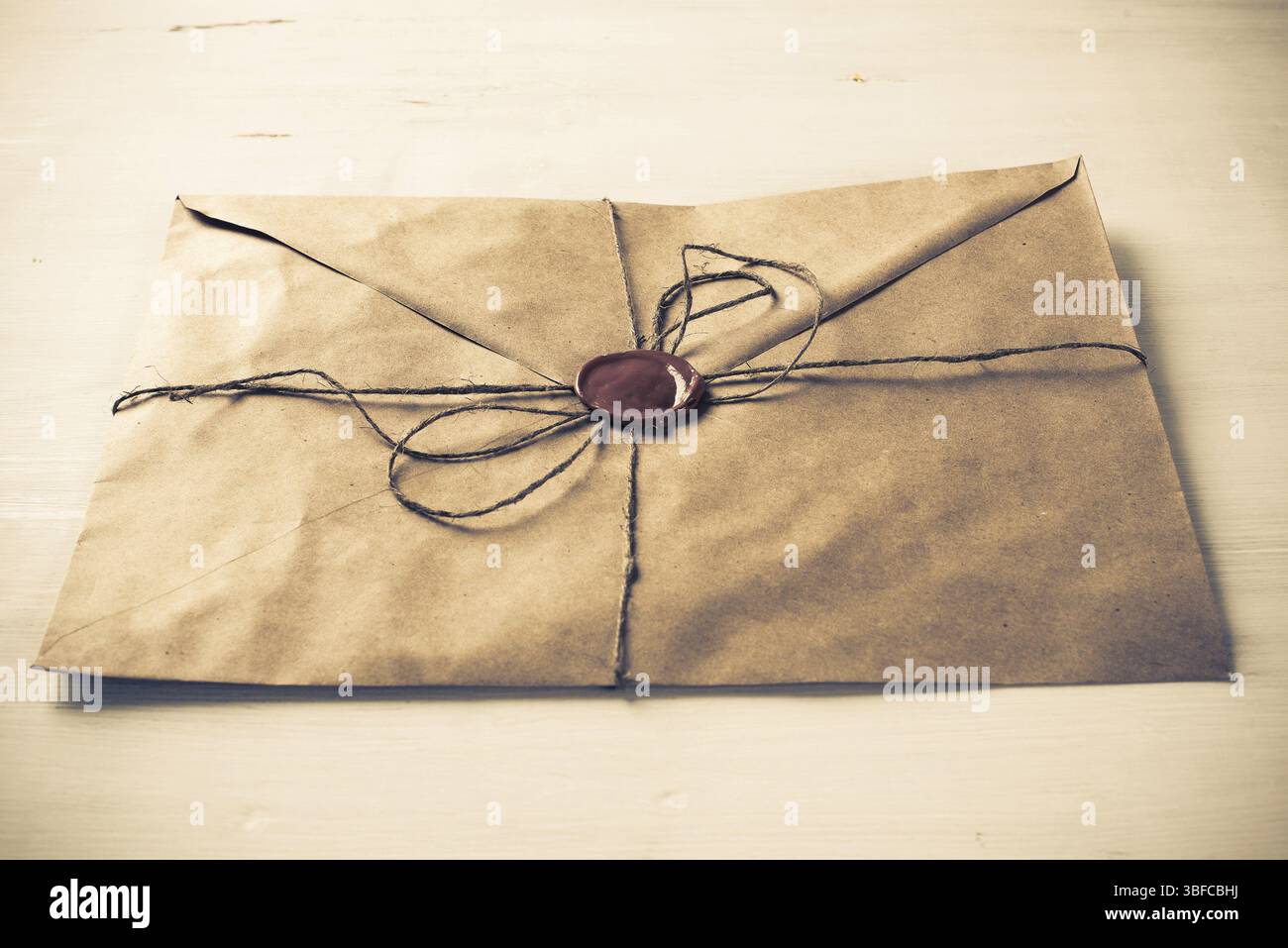 Vieille lettre enveloppe avec cachet de cire sur la surface en bois Banque D'Images