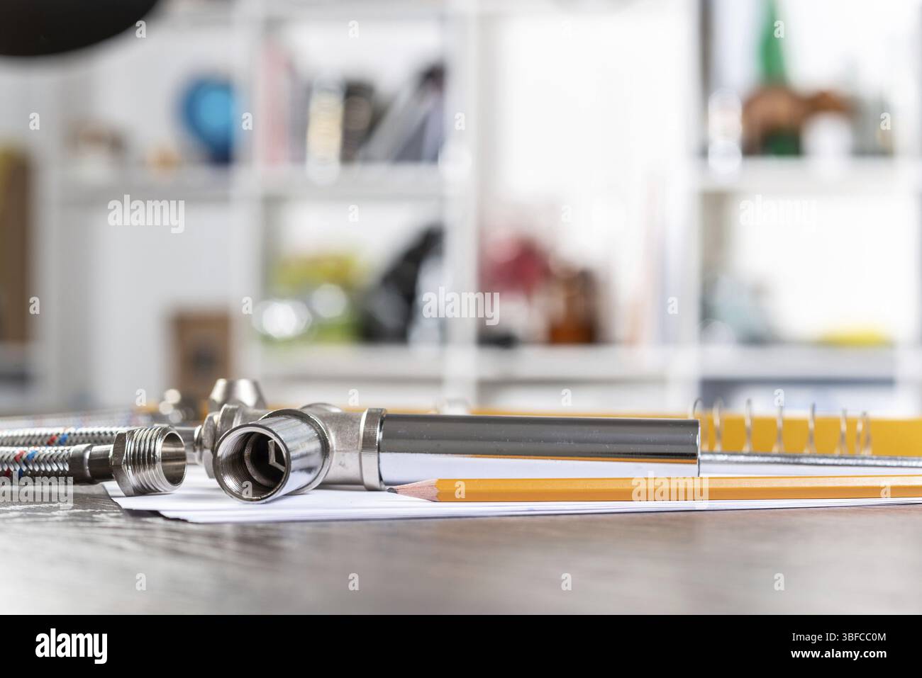 Les tuyaux d'eau en acier flexible portant sur table. Près de l'eau raccords et connexions avec les segments de tuyau tressé. Magasin de fournitures de plomberie la publicité. h Banque D'Images