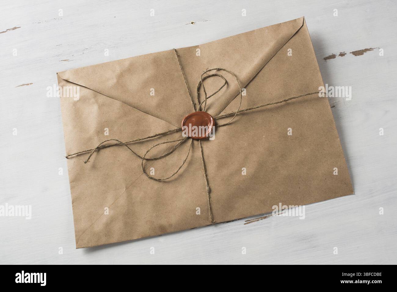 Vieille lettre enveloppe avec cachet de cire sur la surface en bois Banque D'Images