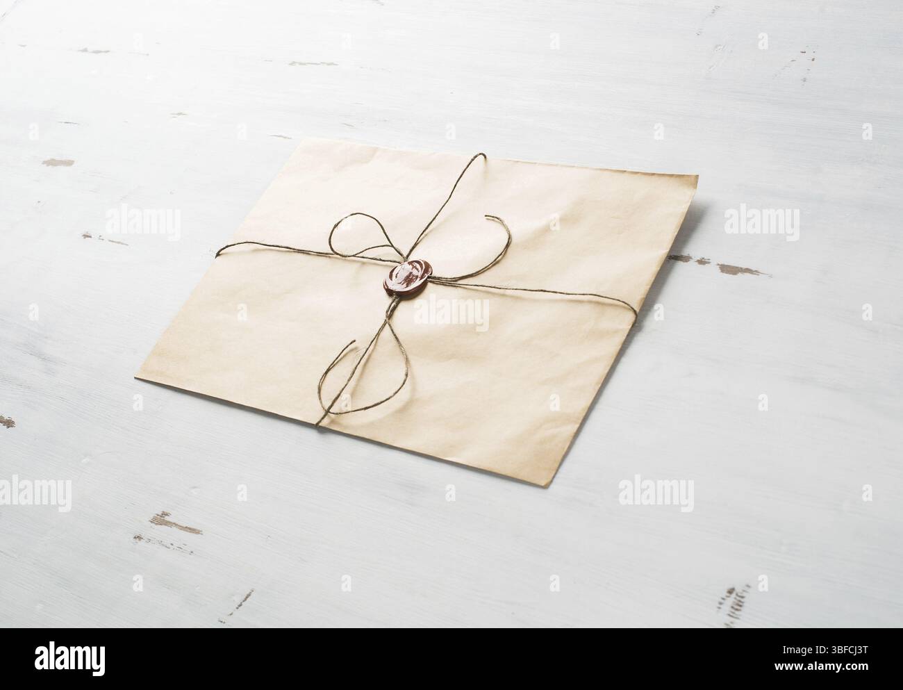 Vieille lettre enveloppe avec cachet de cire sur la surface en bois Banque D'Images