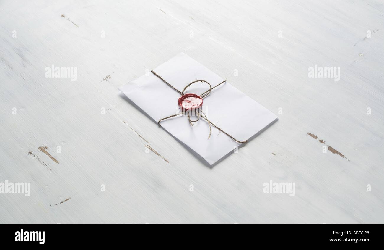Vieille lettre enveloppe avec cachet de cire sur la surface en bois Banque D'Images