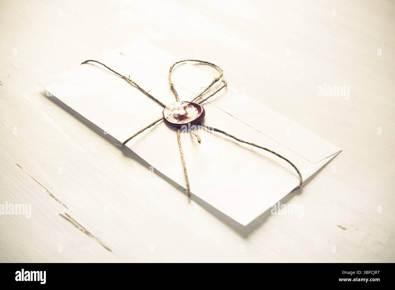 Vieille lettre enveloppe avec cachet de cire sur la surface en bois Banque D'Images