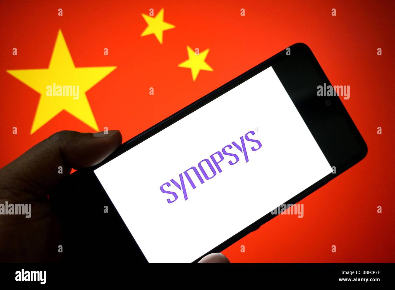 Inde. 31 mai 2025. Dans cette illustration photo, un logo Synopsys est affiché sur un smartphone avec le drapeau de la Chine en arrière-plan. Crédit : SOPA images Limited/Alamy Live News Banque D'Images