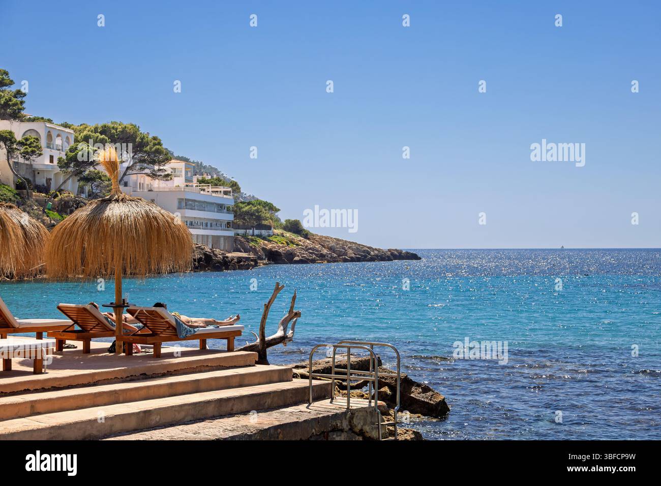 Femmes bronzant sur une terrasse sur une plage avec une belle vue sur la mer Banque D'Images