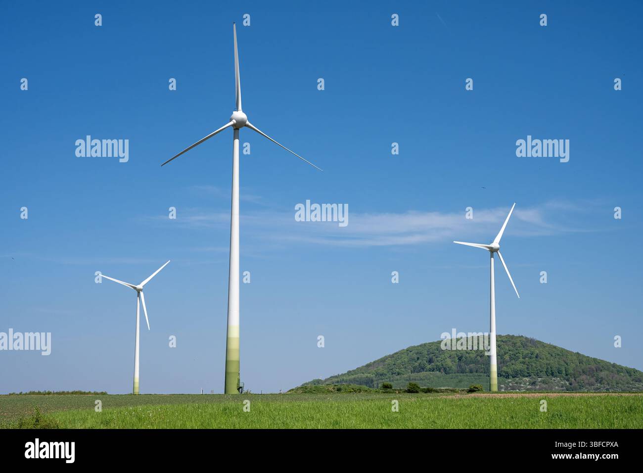 Centrales éoliennes modernes avec un paysage rural vu en Allemagne Banque D'Images
