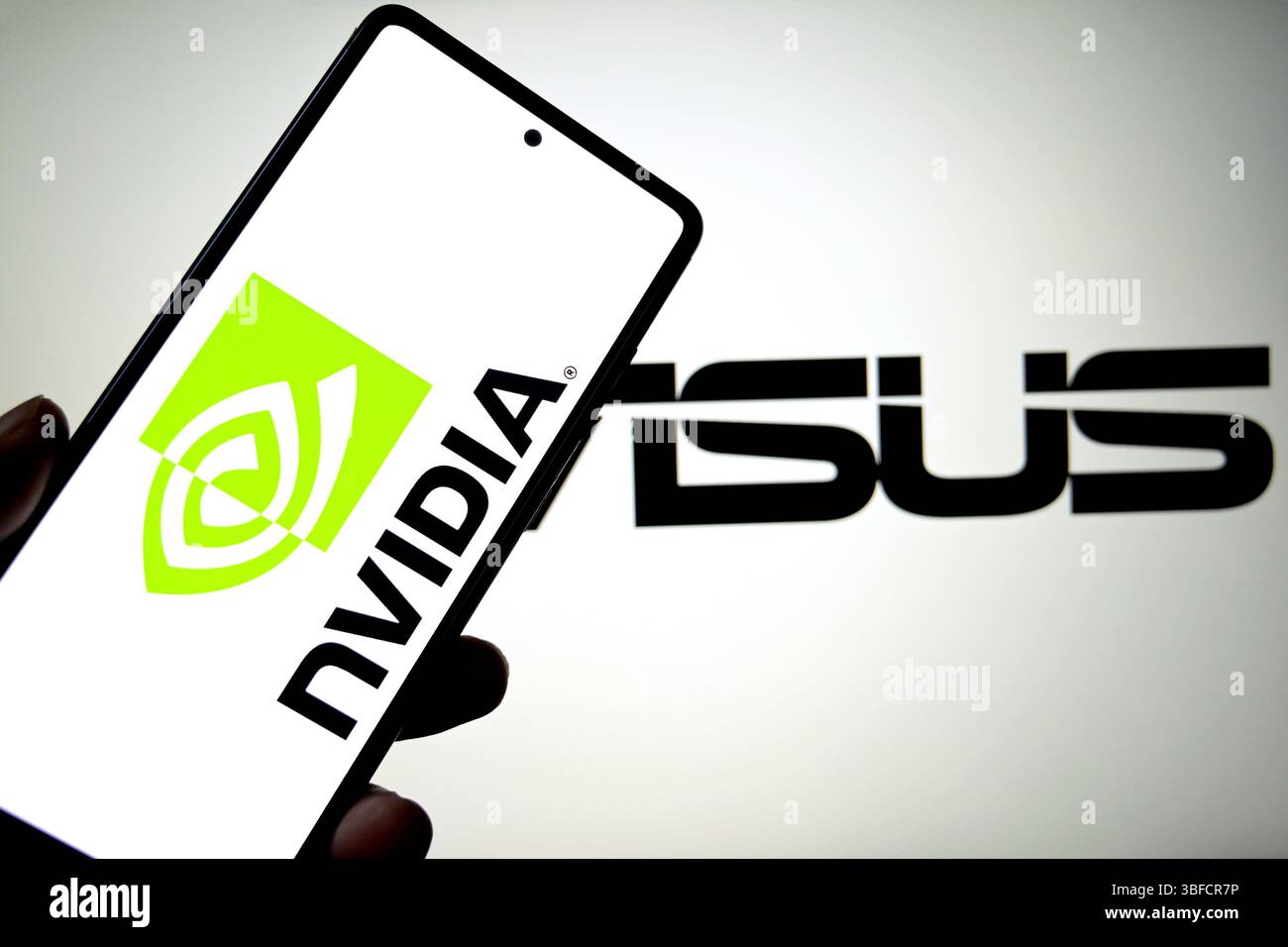 Inde. 31 mai 2025. Dans cette illustration photo, un logo Nvidia est affiché sur un smartphone avec un logo Asus en arrière-plan. (Photo par Avishek Das/SOPA images/SIPA USA) *** strictement à des fins d'actualités éditoriales *** crédit : SIPA USA/Alamy Live News Banque D'Images