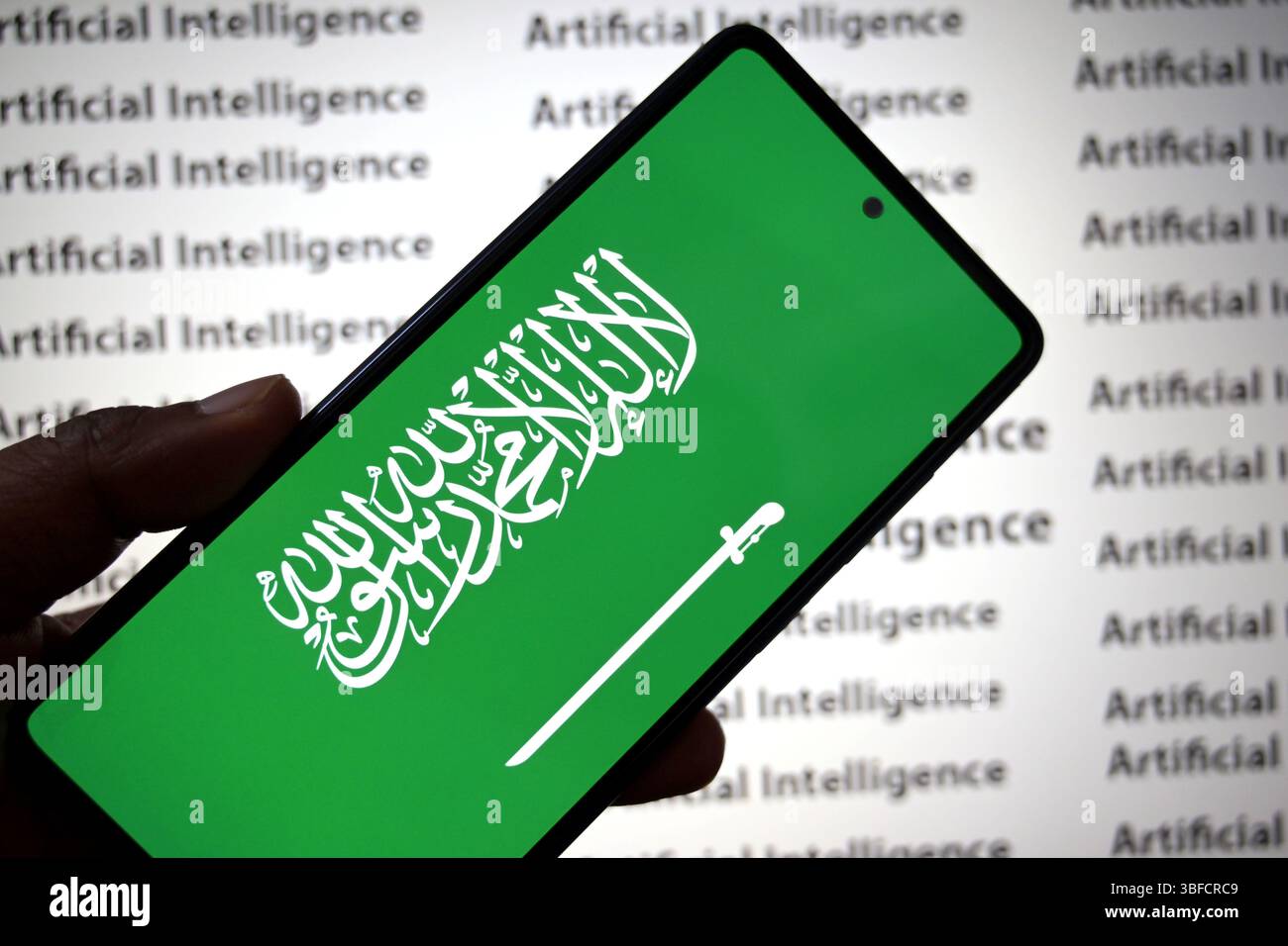Inde. 31 mai 2025. Dans cette illustration photo, un drapeau de l'arabe saoudien est vu affiché sur un smartphone avec une Intelligence artificielle (inscriptions) en arrière-plan. (Photo par Avishek Das/SOPA images/SIPA USA) *** strictement à des fins d'actualités éditoriales *** crédit : SIPA USA/Alamy Live News Banque D'Images