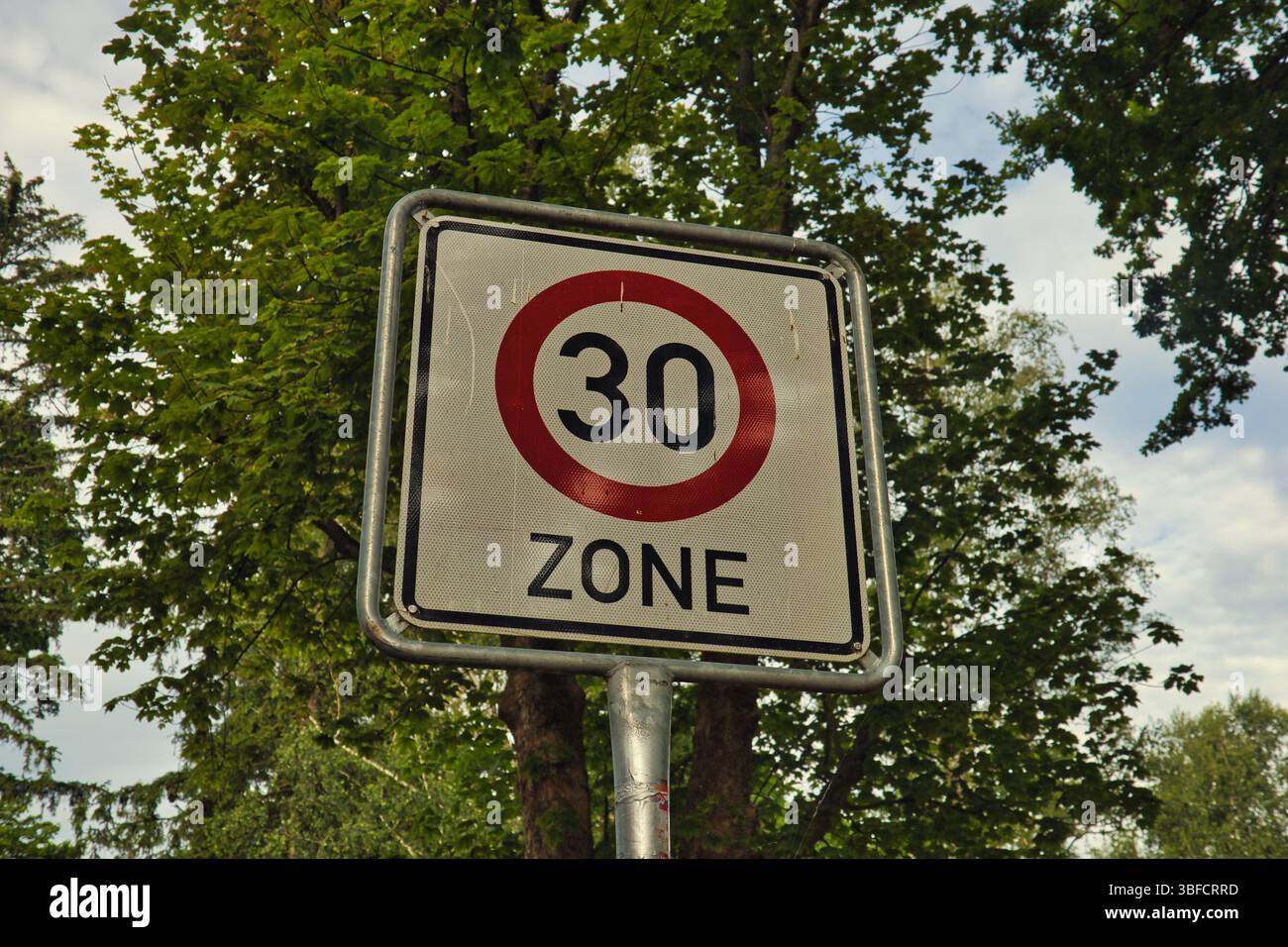 panneau routier de limitation de vitesse 30 Banque D'Images
