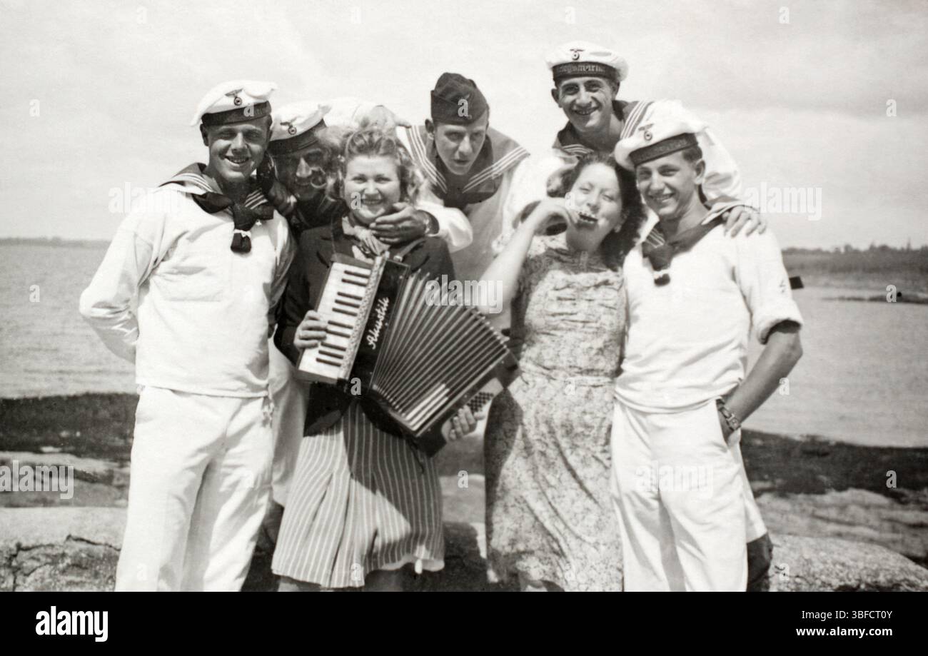 Les marins allemands de la Kriegsmarine s'amusent avec des musiciens féminins pendant la seconde Guerre mondiale. Banque D'Images