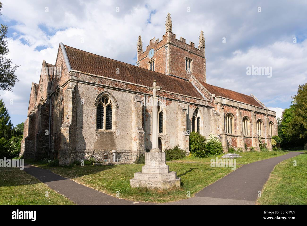 L'église paroissiale St Marys, classée en briques et en silex I, à Old Basing, remonte juste après l'invasion normande, à Basingstoke, en Angleterre Banque D'Images