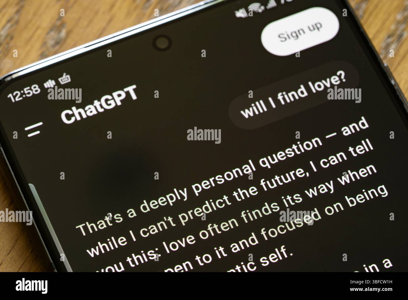 Un message à ChatGPT demandant "est-ce que je trouverai l'amour", avec la réponse sur l'écran d'un smartphone. Concept : romance, philosophie, chatbot, grands modèles de langage Banque D'Images