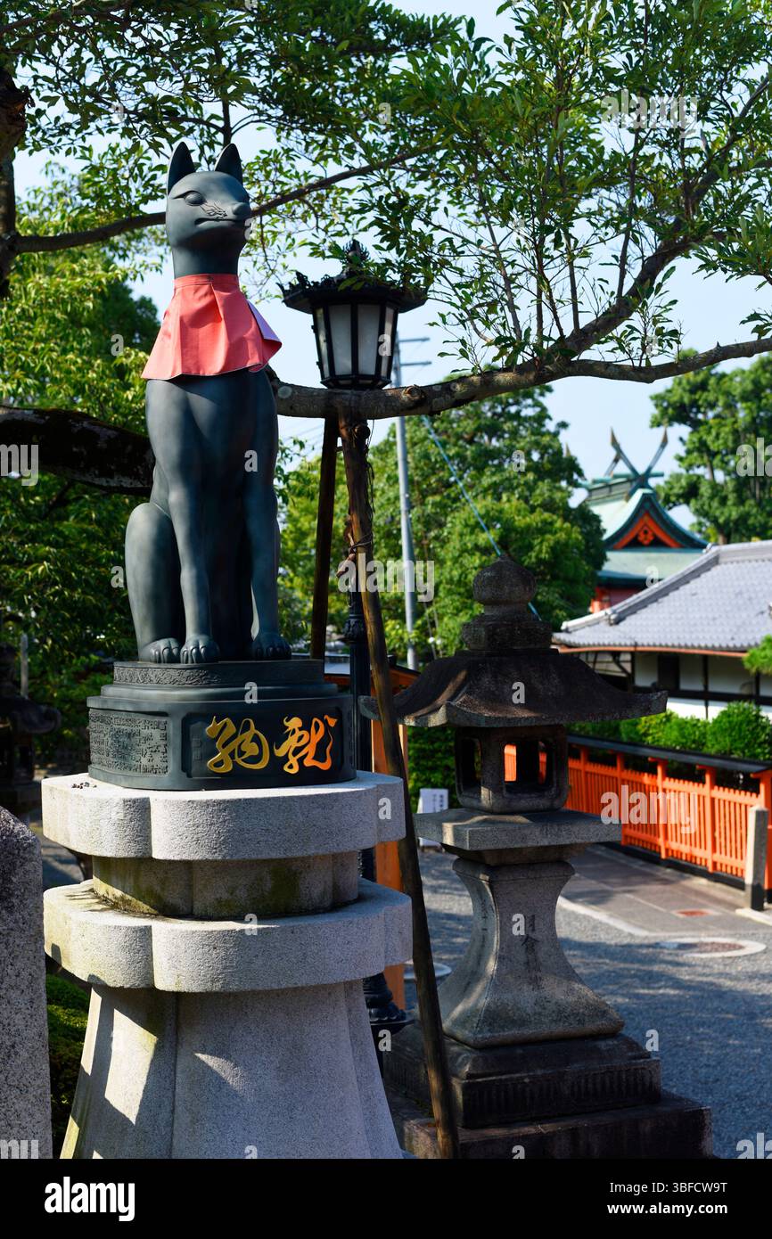 Statue de renard rouge-bibbed au sanctuaire Fushimi-Inari Taisha, Japon, Asie. Banque D'Images