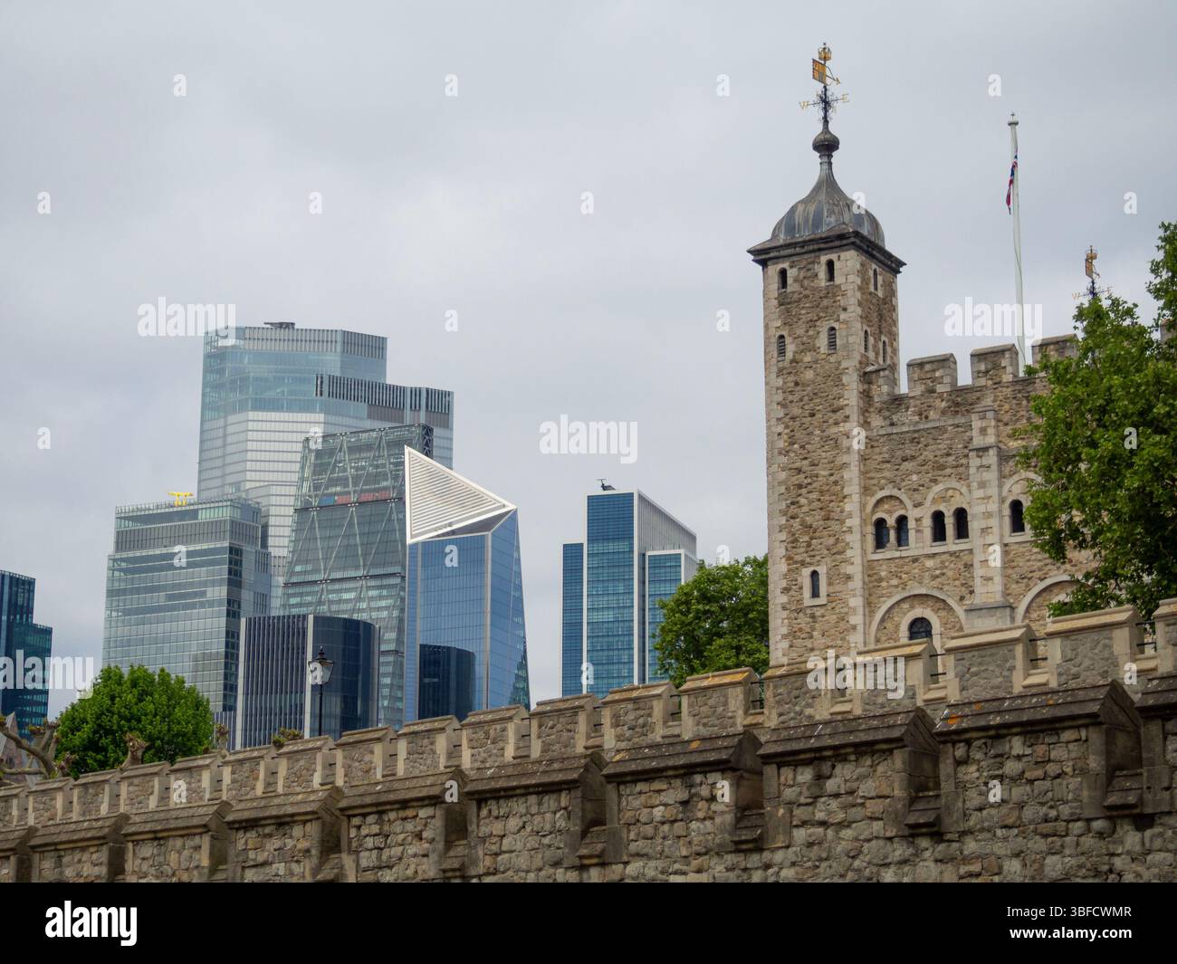 Tour du château de Londres avec gratte-ciel et bâtiments modernes arrière-plan. Contraste entre les structures anciennes et nouvelles et l'architecture dans la ville touristique Banque D'Images