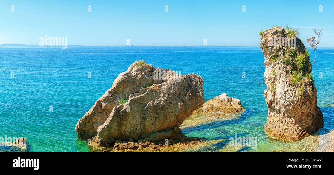 Formation rocheuse côtière dans la mer Adriatique Banque D'Images