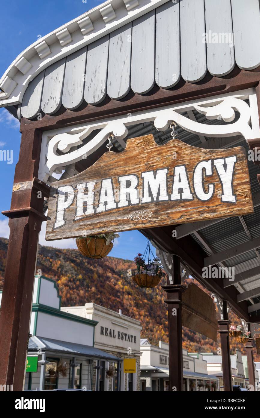Arrowtown, Otago, Île du Sud, Nouvelle-Zélande, magasin de pharmacie Arrowtown dans un bâtiment traditionnel du patrimoine sur Buckingham Street Banque D'Images