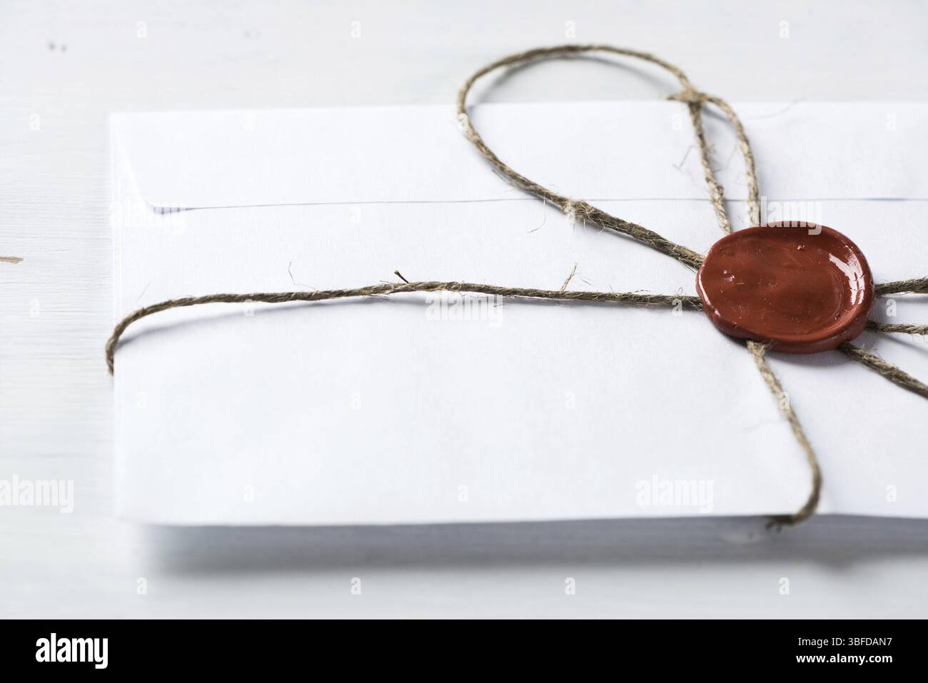 Vieille lettre enveloppe avec cachet de cire sur la surface en bois Banque D'Images