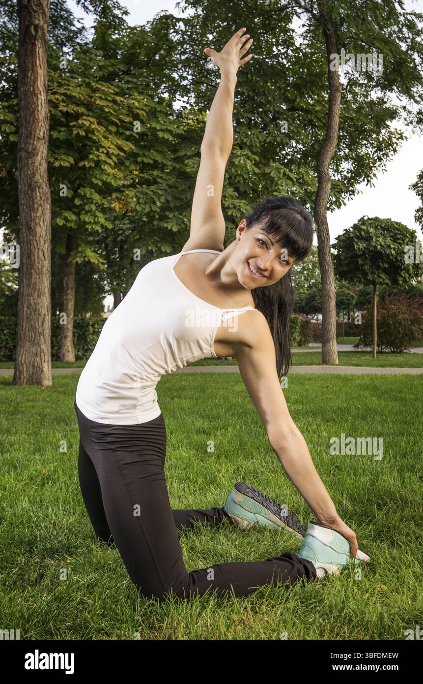 Jolie jeune femme caucasienne qui s'entraîne dans le parc Banque D'Images