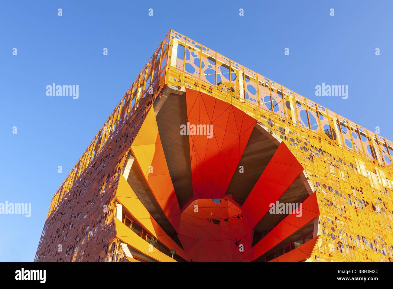 FRANCE, LYON - 19 FÉVRIER : Maison cube design Orange à Confluence, Lyon, France le 19 février 2013. Nouveau quartier avec une architecture moderne dans le Banque D'Images