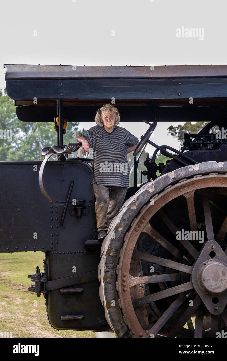 Ruth Atkinson se tient sur son moteur de traction 'Nightmare' (construit en 1912), Tinkers Park Steam Rally, Hadlow Down, East Sussex, Royaume-Uni Banque D'Images