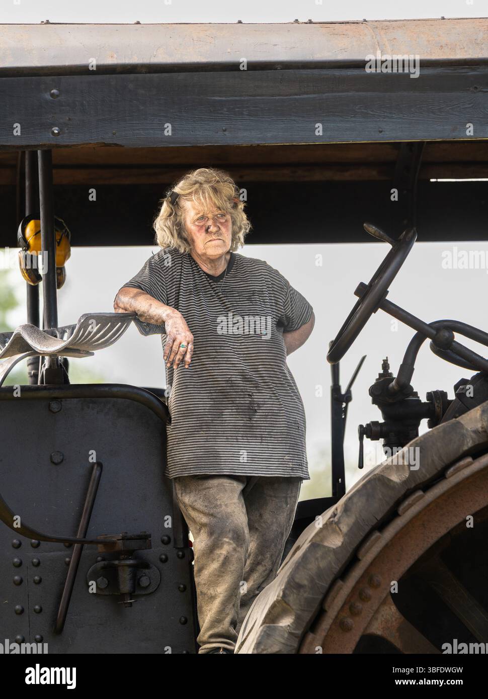 Ruth Atkinson se tient sur son moteur de traction 'Nightmare' (construit en 1912), Tinkers Park Steam Rally, Hadlow Down, East Sussex, Royaume-Uni Banque D'Images