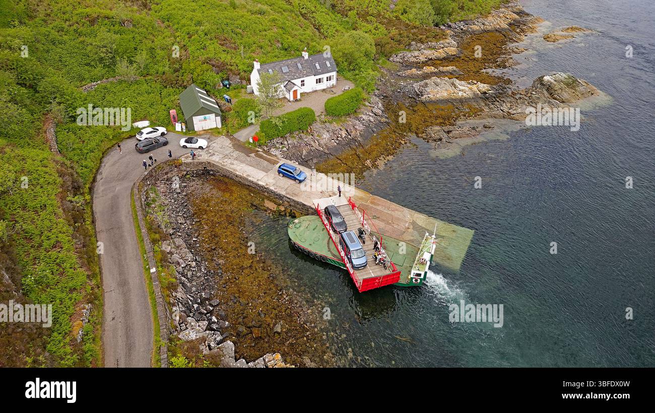 Glenelg Kyle Rhea Skye Ferry MV Glenachulish Écosse embarquement de voitures et motos depuis la cale de Skye Banque D'Images