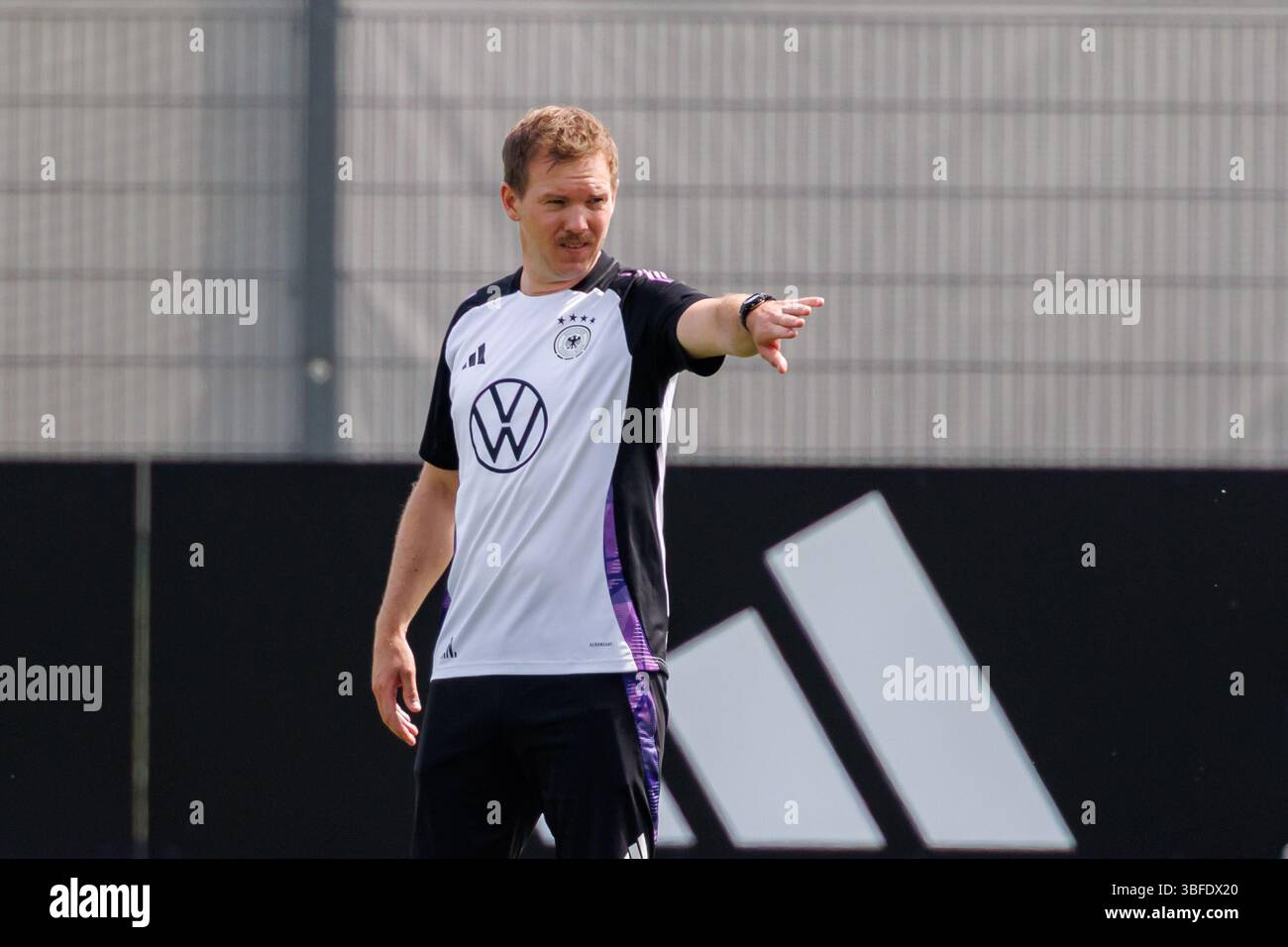 Herzogenaurach, Allemagne. 01 juin 2025. Football, équipe nationale, hommes, Ligue des Nations, avant les quatre finales : l'entraîneur national de l'Allemagne Julian Nagelsmann pendant l'entraînement. Crédit : Daniel Karmann/dpa - REMARQUE IMPORTANTE : conformément aux règlements de la DFL German Football League et de la DFB German Football Association, il est interdit d'utiliser ou de faire utiliser des photographies prises dans le stade et/ou du match sous forme d'images séquentielles et/ou de séries de photos de type vidéo./dpa/Alamy Live News Banque D'Images