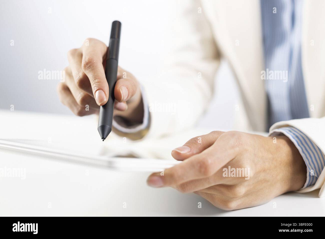 L'homme en costume d'affaires à l'aide de l'ordinateur tablette. Close-up of male hands holding pen tablet et gadget. Businessman at au travail. Smart mobile dev Banque D'Images