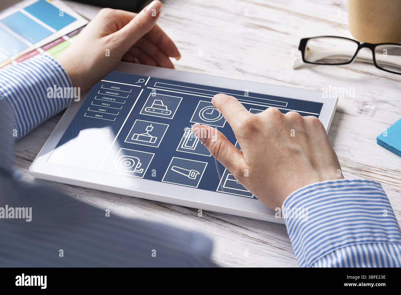 Femme d'affaires assise à un bureau avec ordinateur tablette. Les appareils intelligents mobiles dans les processus d'entreprise. Occupation des entreprises et innovation. Siège social w Banque D'Images