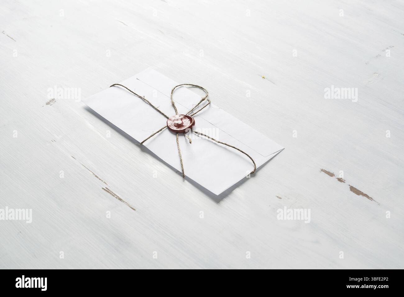 Vieille lettre enveloppe avec cachet de cire sur la surface en bois Banque D'Images